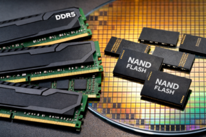 Módulos de memória RAM DDR5 e chips NAND sobre wafer de silício