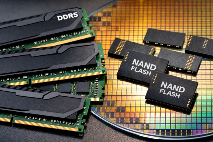 Módulos de memória RAM DDR5 e chips NAND sobre wafer de silício